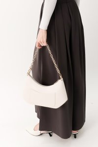 Cheyenne Chain Rounded Shoulder Bag in Cream White Cheyenne Chain Rounded Shoulder Bag in Cream White