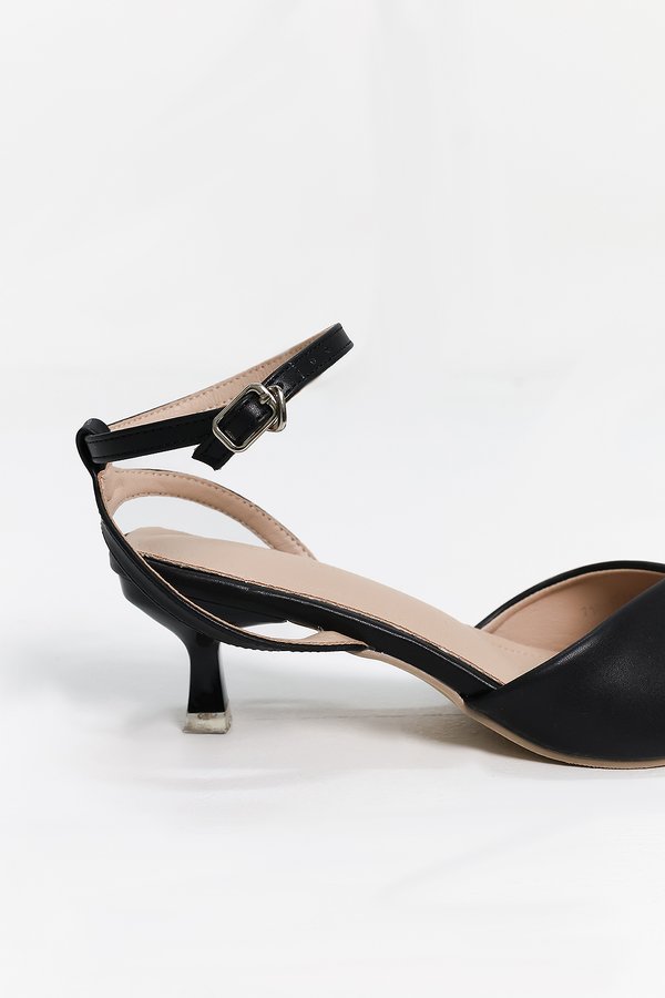 Payton Pointed Heels in Black