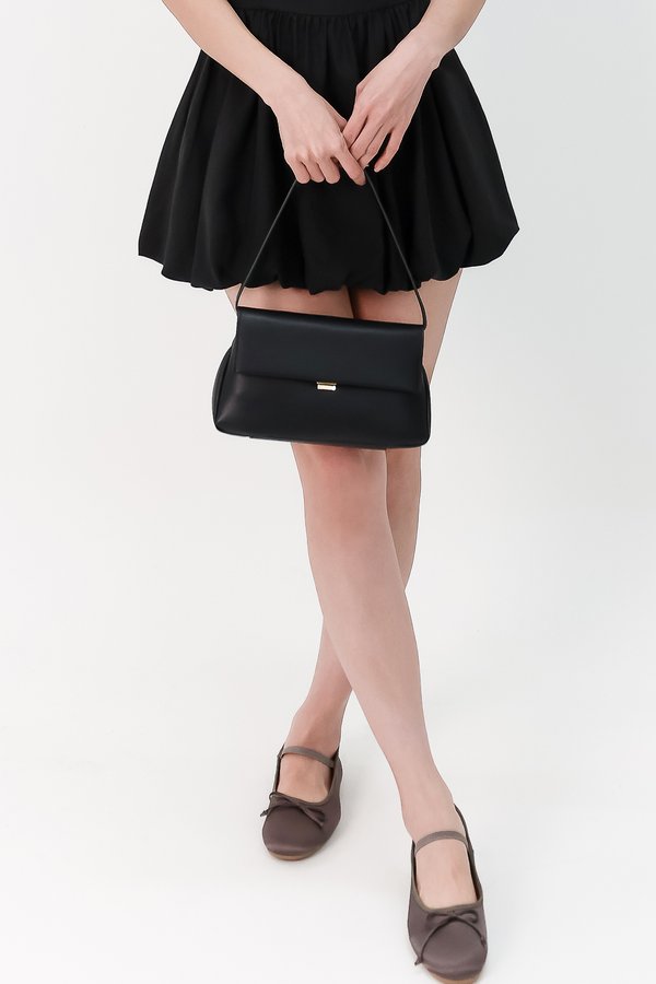 Fynn Flap Shoulder Bag in Black