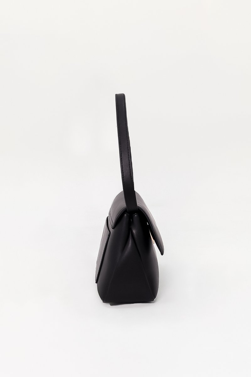 Fynn Flap Shoulder Bag in Black