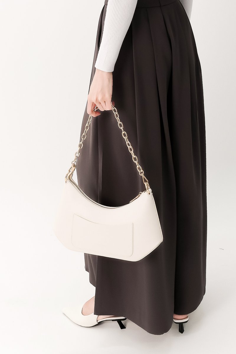 Cheyenne Chain Rounded Shoulder Bag in Cream White Cheyenne Chain Rounded Shoulder Bag in Cream White