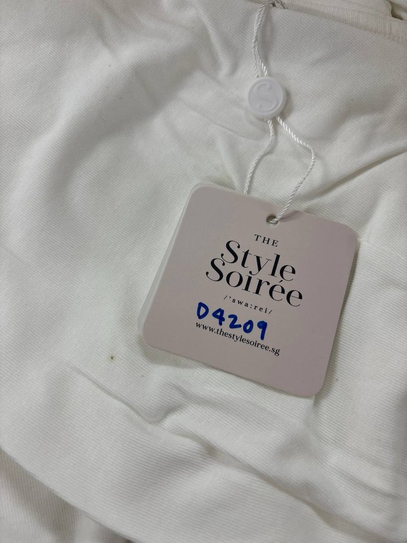 DEFECT | Asher Asymmetrical Sleeved Top in White L