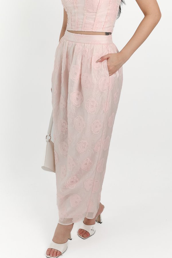 DEFECT | Evelyn Embossed Floral Skirt in Light Pink in XL