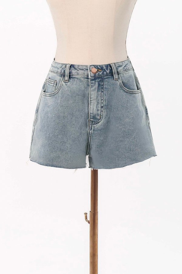 Daph Denim Shorts in Light Wash