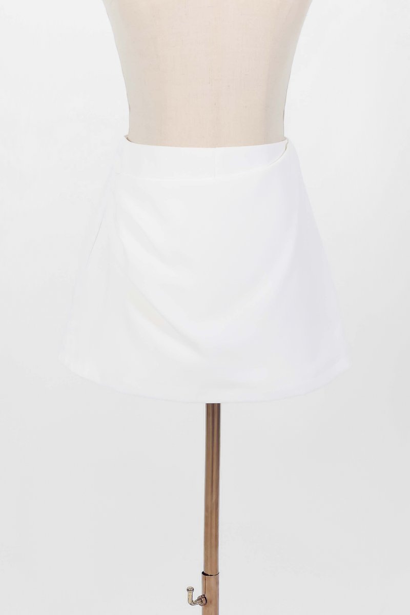DEFECT | Rumi Ruched Skorts in White in M