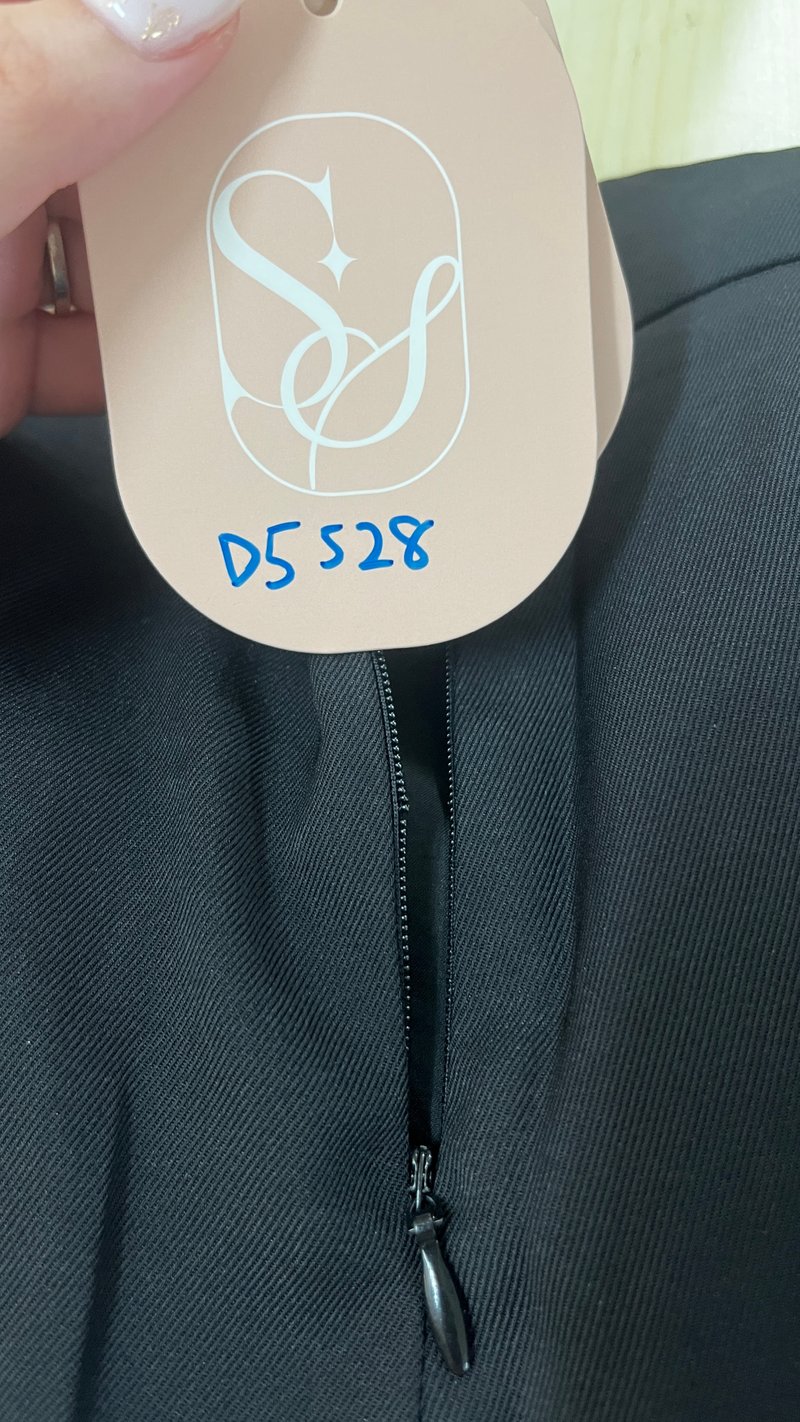 DEFECT | Pixa Pleated Highwaist Pants in Black ( Regular Length ) in M DEFECT | Pixa Pleated Highwaist Pants in Black ( Regular Length ) in M