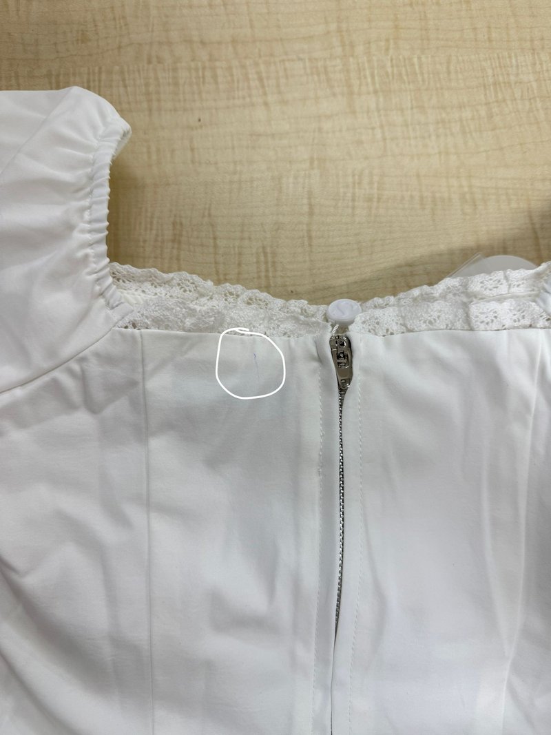 DEFECT| Fora Flutter Sleeve Sweetheart Top in White in XS