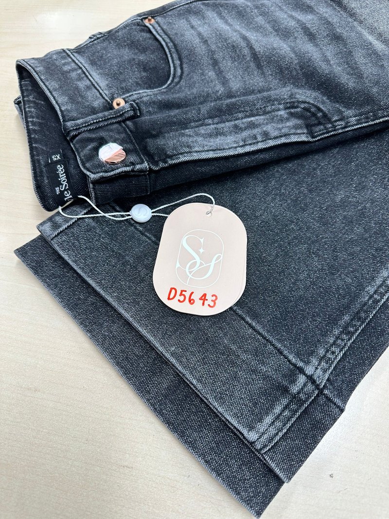 DEFECT | Sam Straight Cut Cuffed Hem Denim Jeans in Black Wash in XS