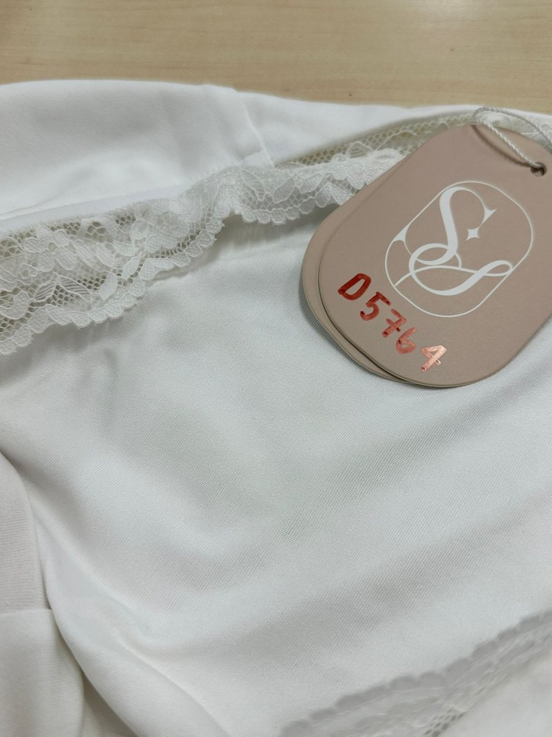 DEFECT | Lindsay Lace Co-ord Offshoulder Top in White in M