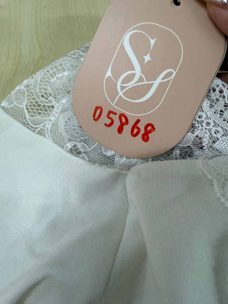 DEFECT | Leora Lace Offshoulder Top in White in M