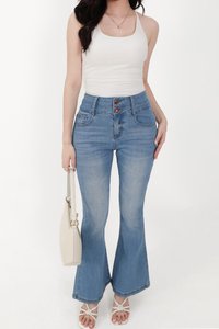 Dae Double Button Highwaisted Jeans in Light Blue Wash