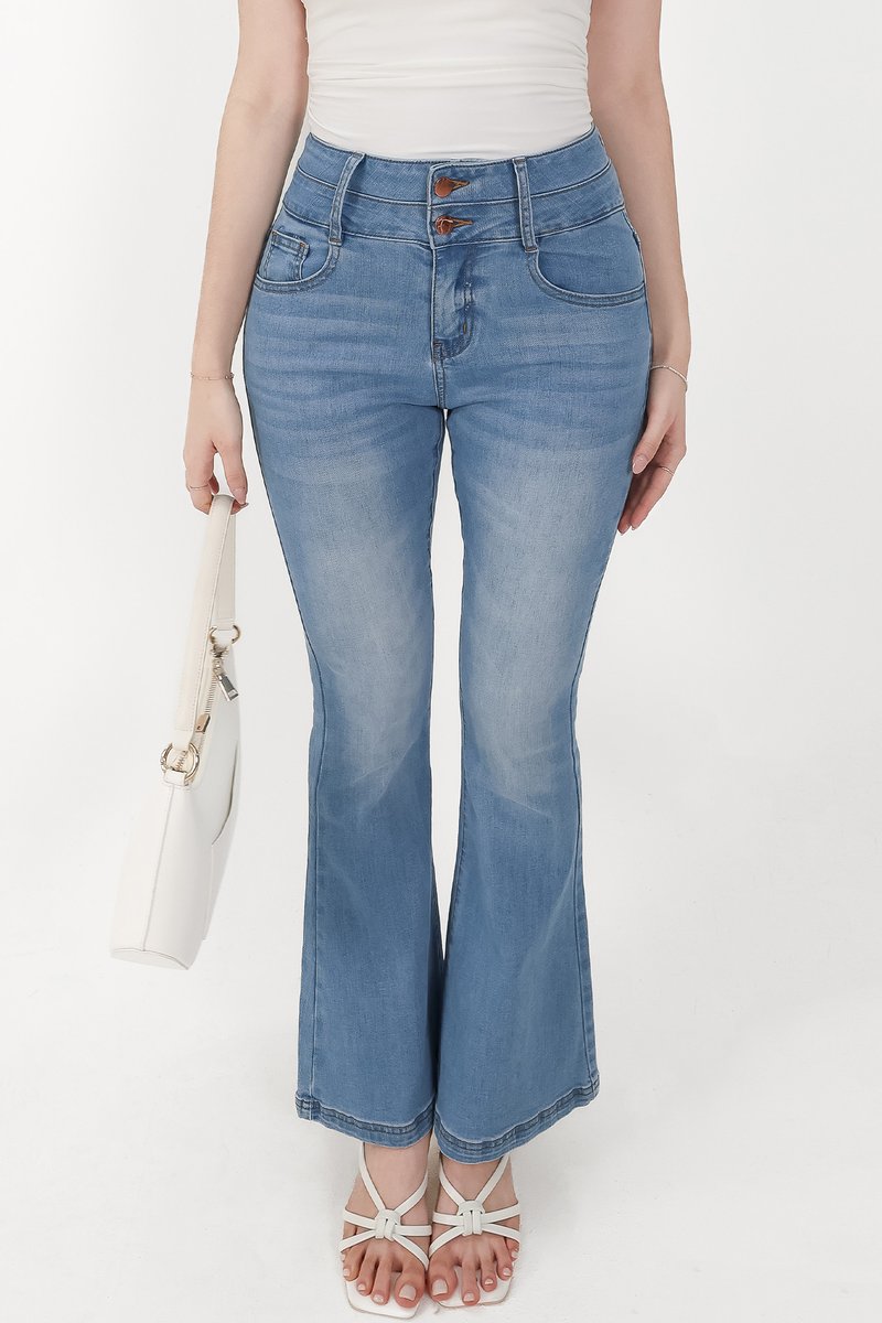 Dae Double Button Highwaisted Jeans in Light Blue Wash