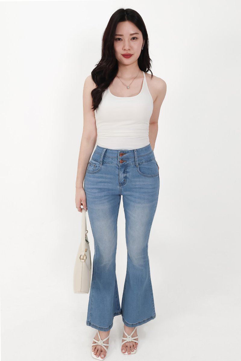 Dae Double Button Highwaisted Jeans in Light Blue Wash