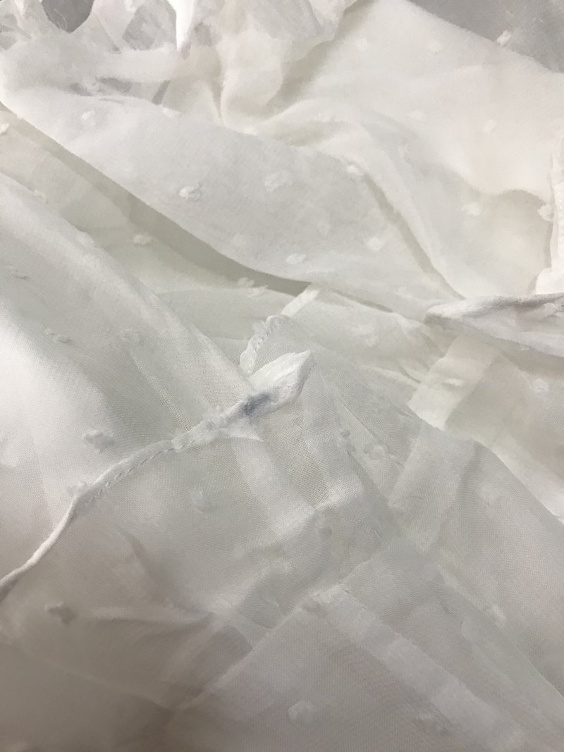 DEFECT134 | Sellia Swiss Dot Midi in White